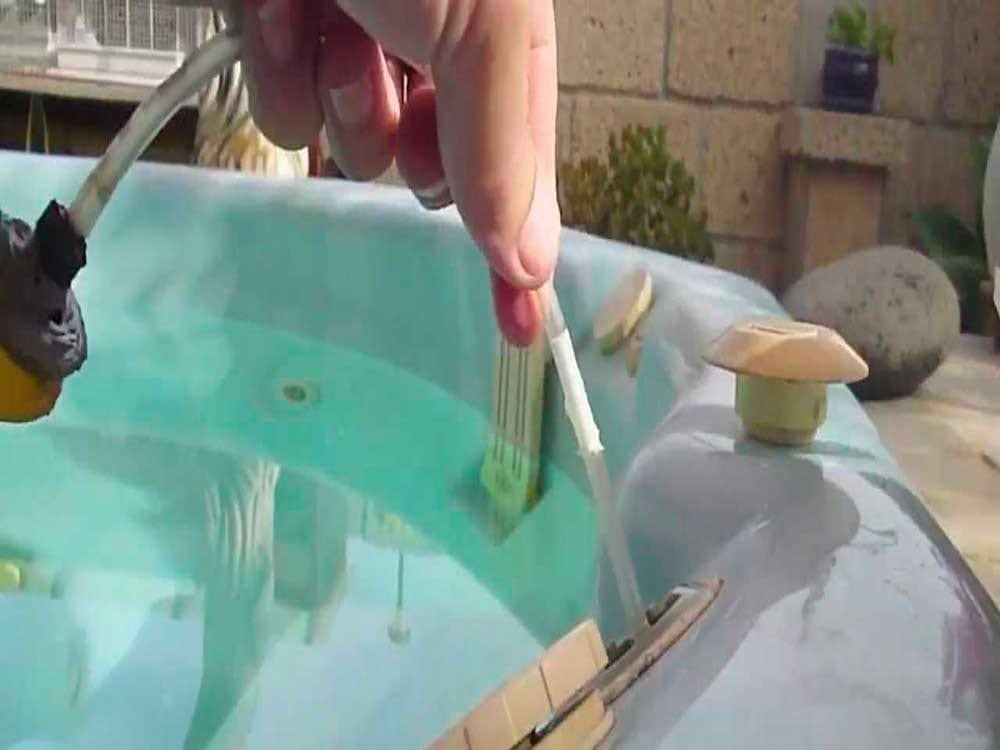 Comprobación del agua de un spa de exterior